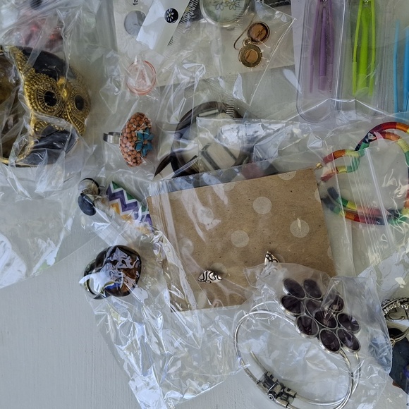 28+ Pieces Assorted Wearable Jewelry - Picture 2 of 4